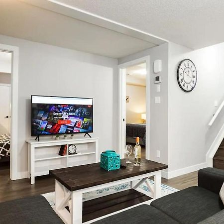 Modern Executive Suite I Complimentary Netflix & Parking! Edmonton Exterior foto